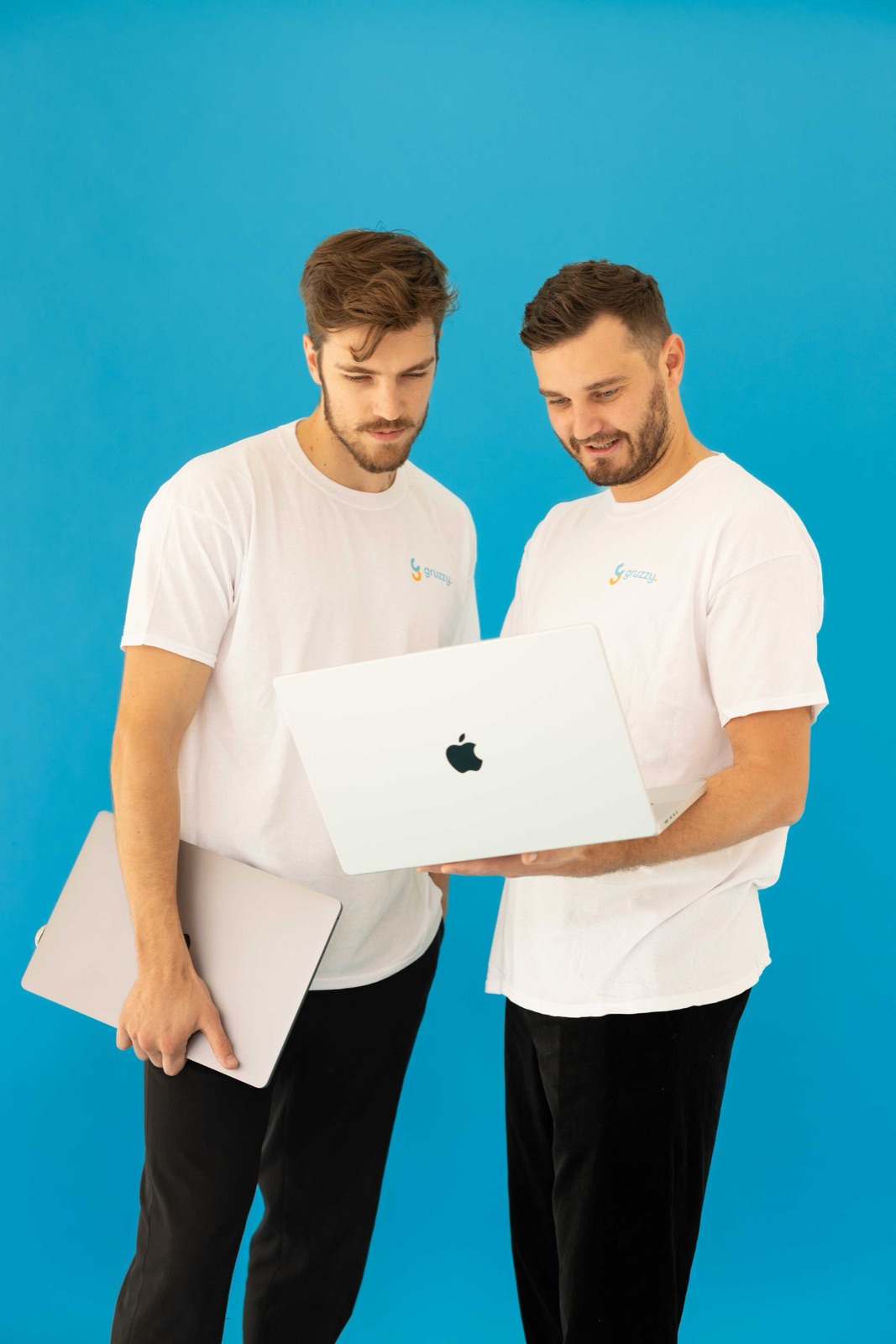 Samen achter de laptop